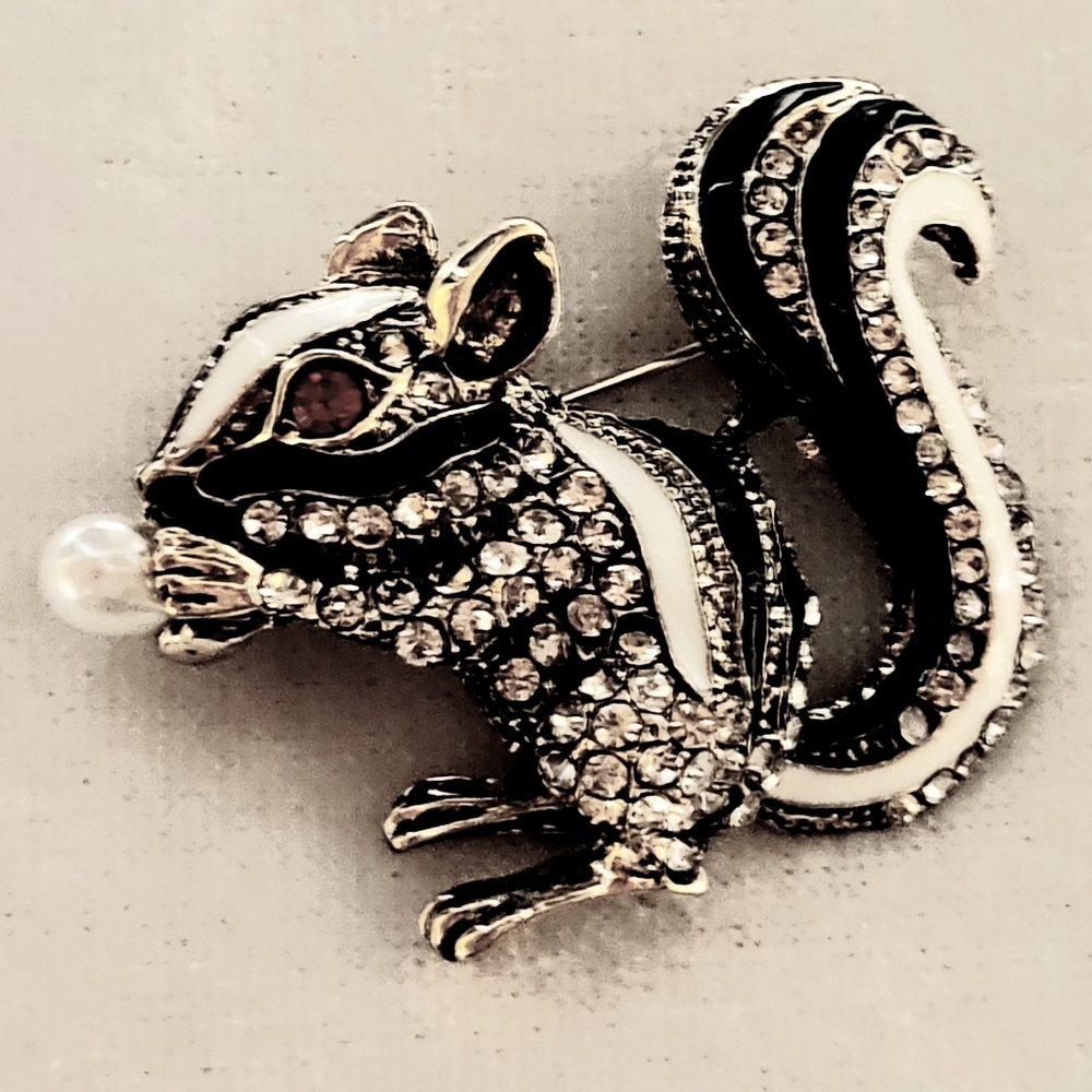 New Chipmunk-themed Rhinestone Enamel Brooch / Pendant